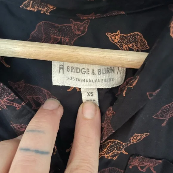 Bridge and Burn XS women’s fox button up - Picture 3 of 3
